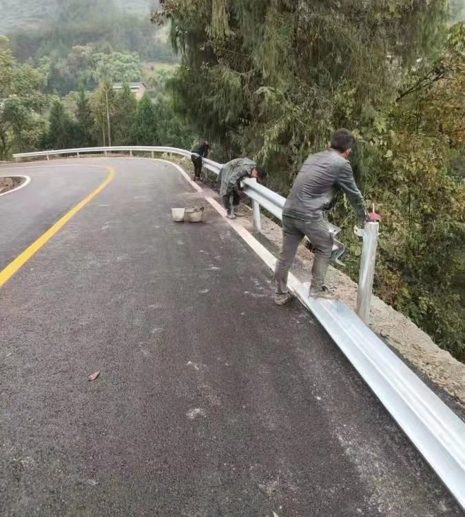 贵达厂家现货高速喷塑波形护栏板乡村道路防撞设施厂家定制