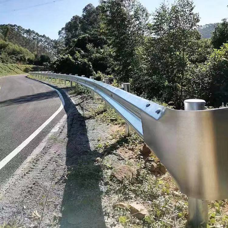 A级喷塑三波波形护栏国道省道山路公路安装 专业生产