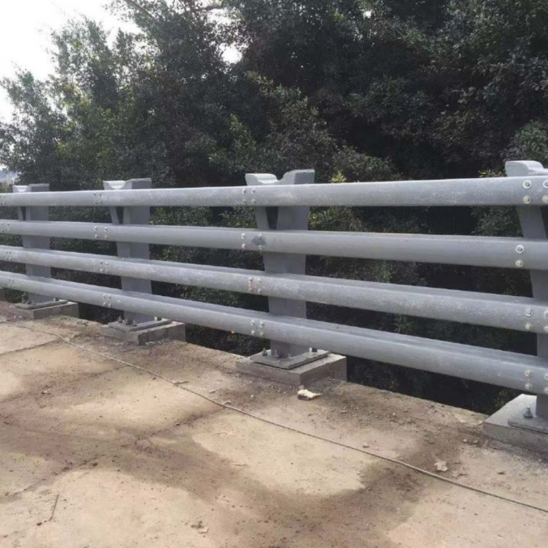 不锈钢隔离防撞桥梁护栏工程 河道观景桥梁 护栏支架隔栏厂家供应  贵达