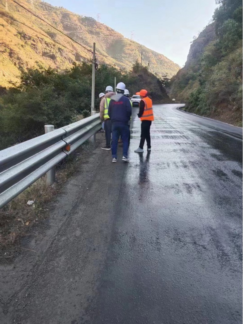 山区公路波形防护栏 道路防护栏板 绿色防撞栏颜色鲜亮