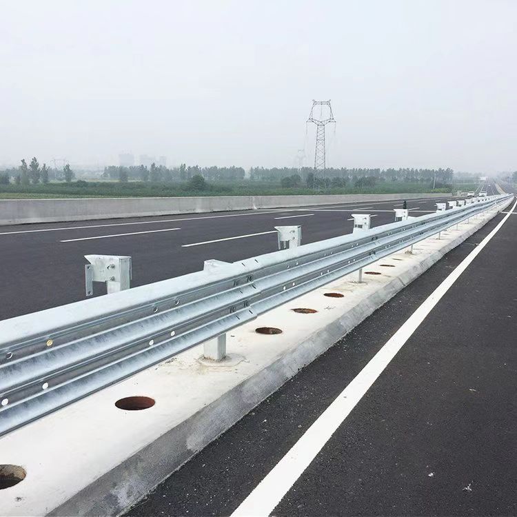 乡村护栏 波形护拦板 厂家直销镀锌两波三波高速公路隔离栏图3