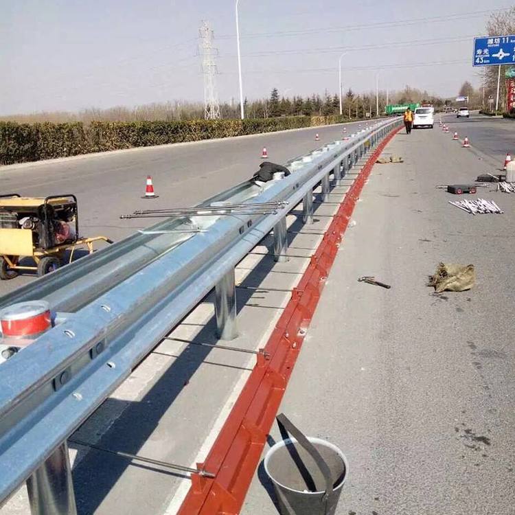 定制波形板护栏 双波三波锌钢护栏板公路围栏乡道栏杆工厂图3