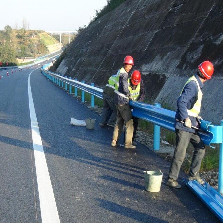 定制波形板护栏 双波三波锌钢护栏板公路围栏乡道栏杆工厂图4