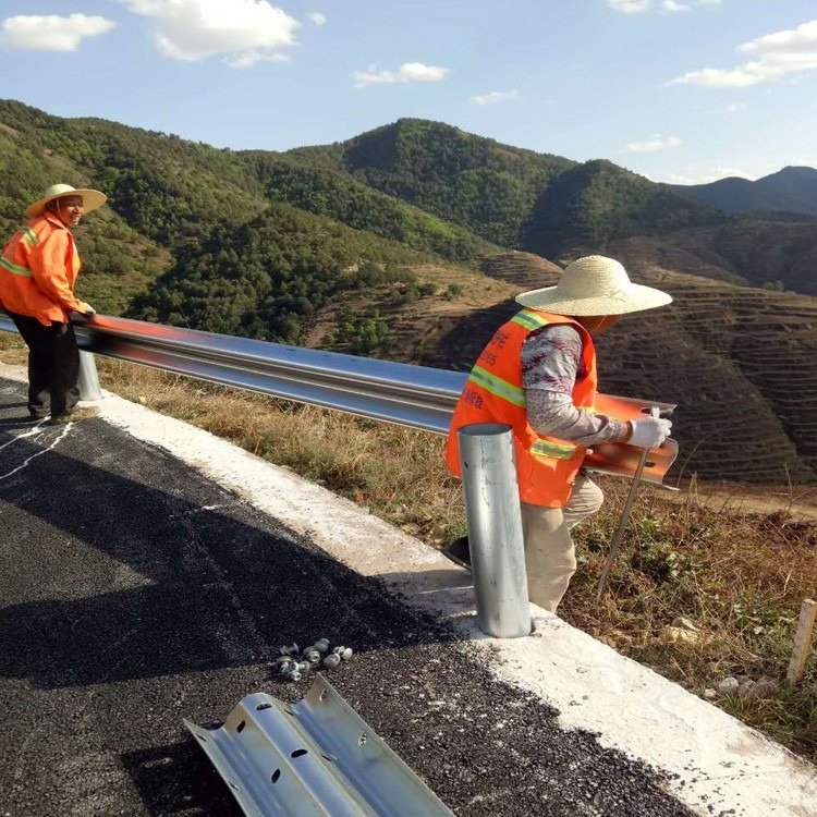定制波形板护栏 双波三波锌钢护栏板公路围栏乡道栏杆工厂图5